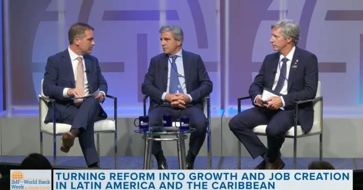 Ministro Caputo afirmoacute que no se van a desviar ni un centiacutemetro del rumbo econoacutemico