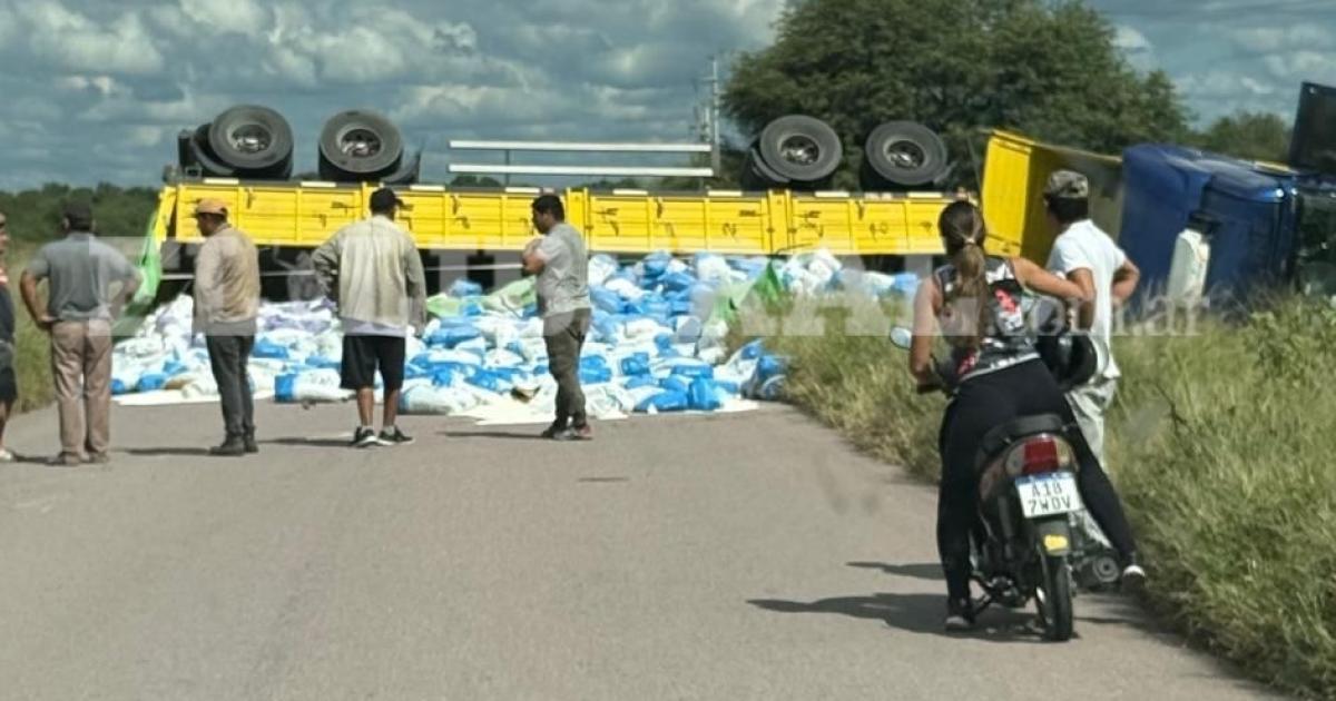 Impresionante vuelco de camioacuten en Ruta 92- carga de harina desparramada y traacutensito cortado