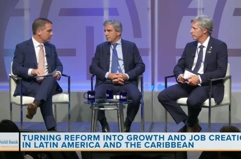 Ministro Caputo afirmoacute que no se van a desviar ni un centiacutemetro del rumbo econoacutemico