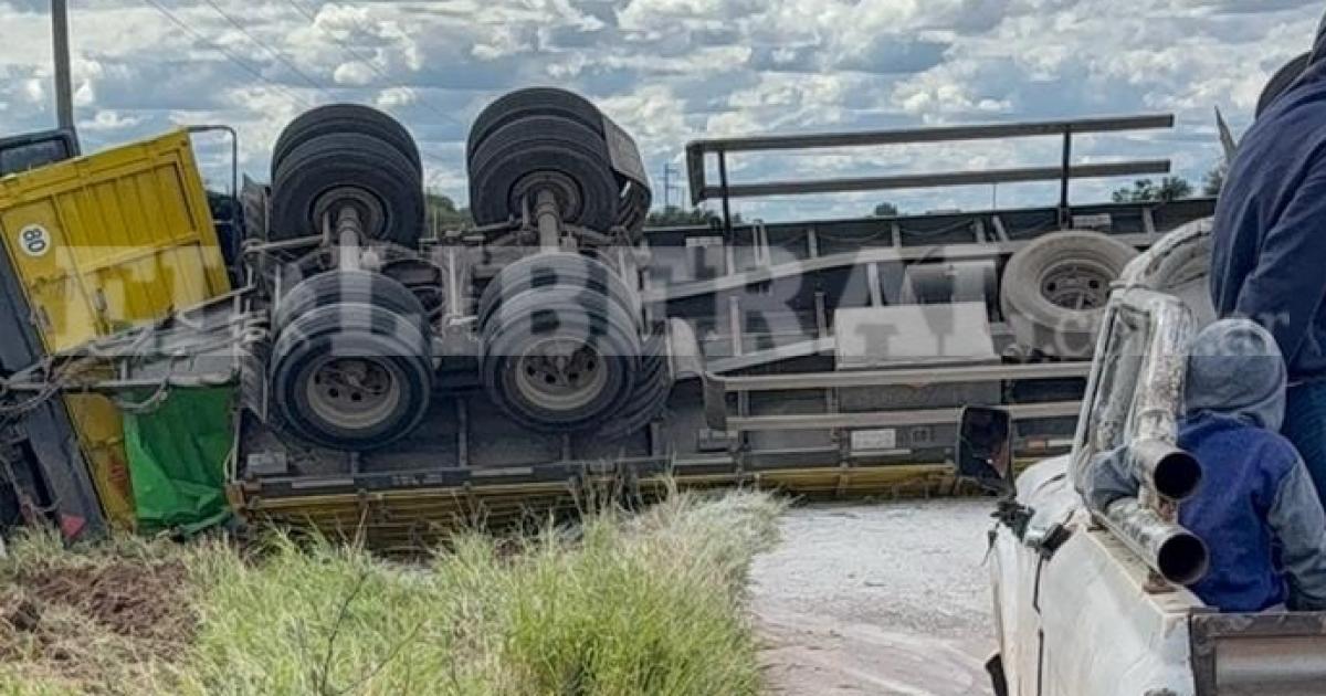 Impresionante vuelco de camioacuten en Ruta 92- carga de harina desparramada y traacutensito cortado