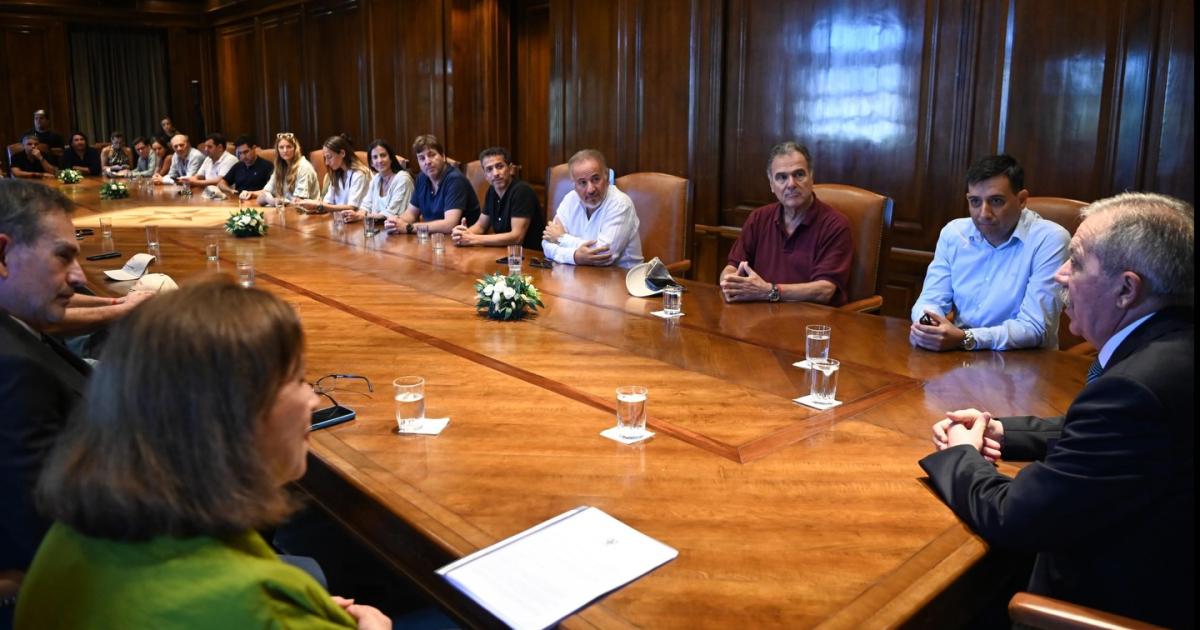 Eliacuteas Suaacuterez recibioacute la visita de prestigiosos cirujanos del paiacutes