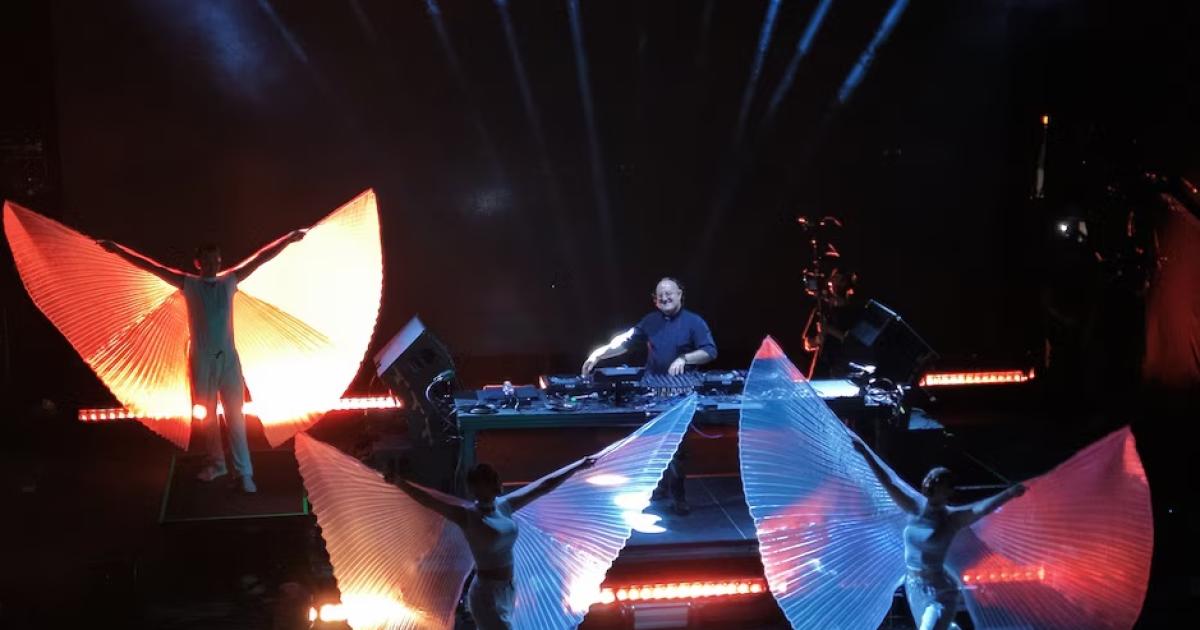 Furor en Plaza de Mayo- miles vibraron con la misa electroacutenica del cura DJ