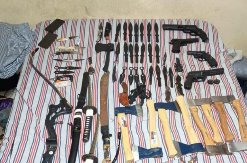 Escaacutendalo- lo imputaron por amenazas y le secuestraron un arsenal en su domicilio