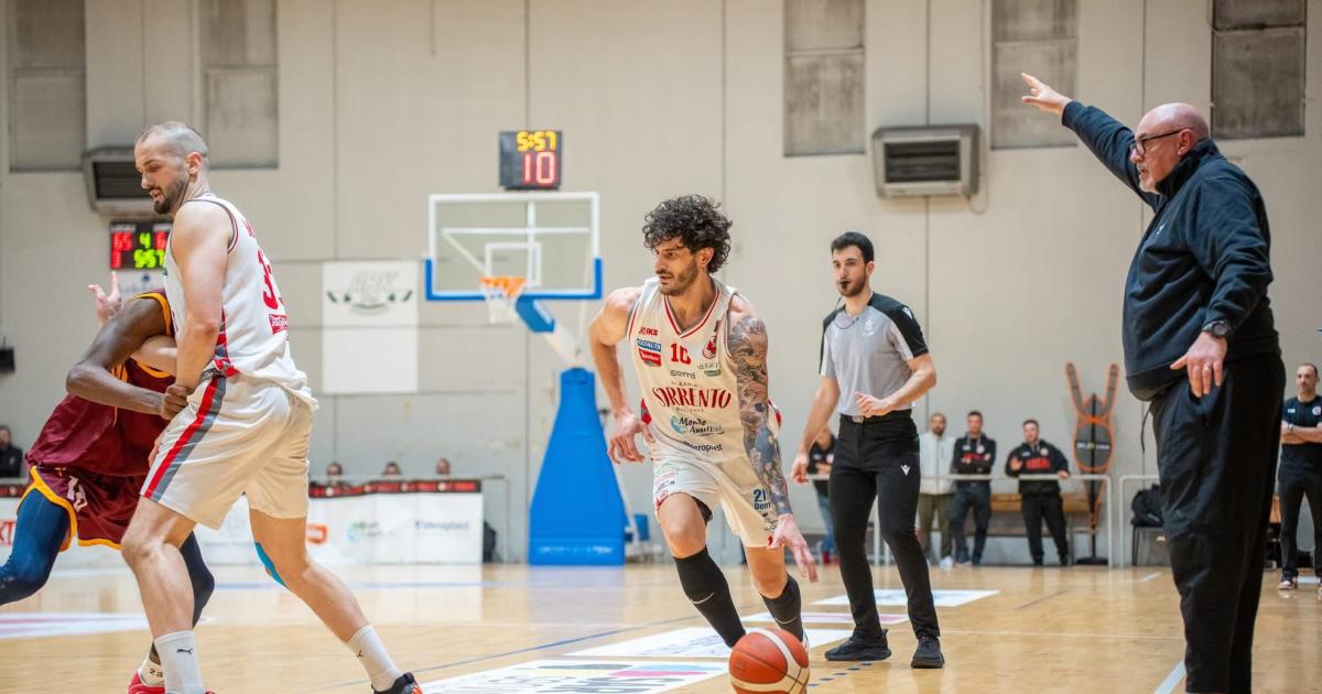 Salioacute de Monte Quemado en busca de suentildeos y hoy quiere hacerlos realidad en el baacutesquet italiano 