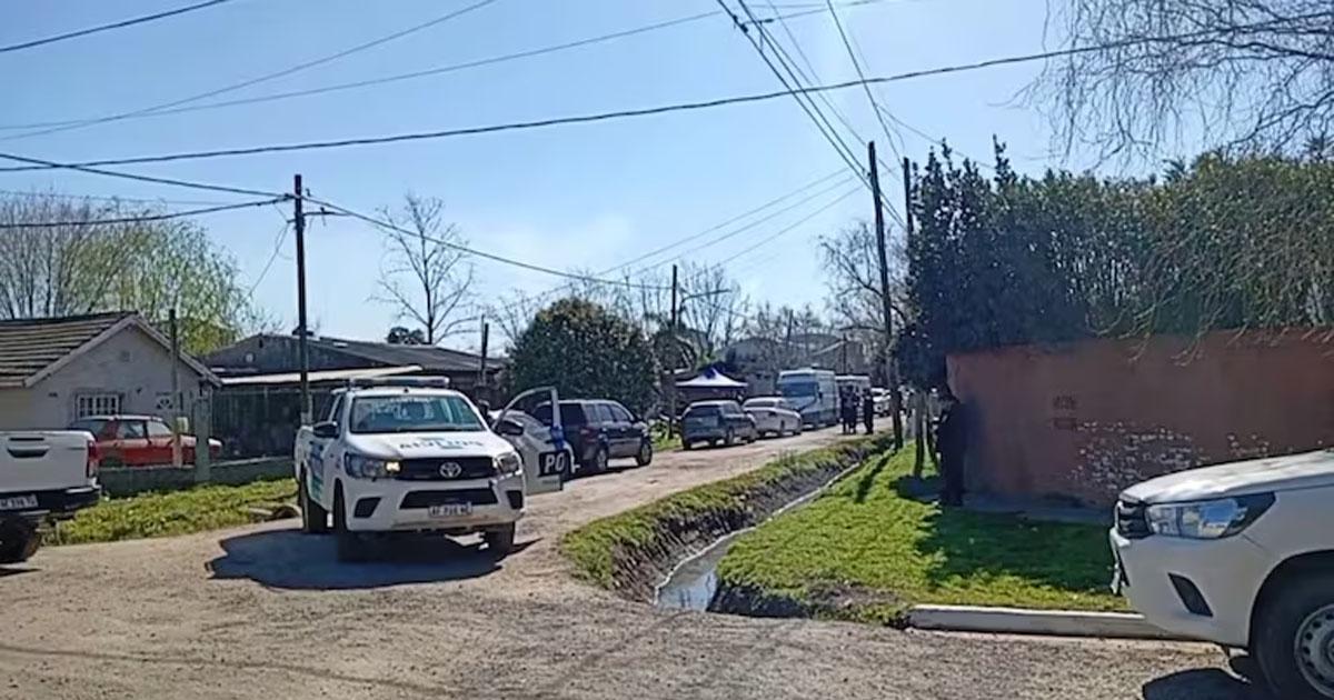 Un nintildeo encontroacute el cadaacutever de su mamaacute enterrado en el patio de una casa 