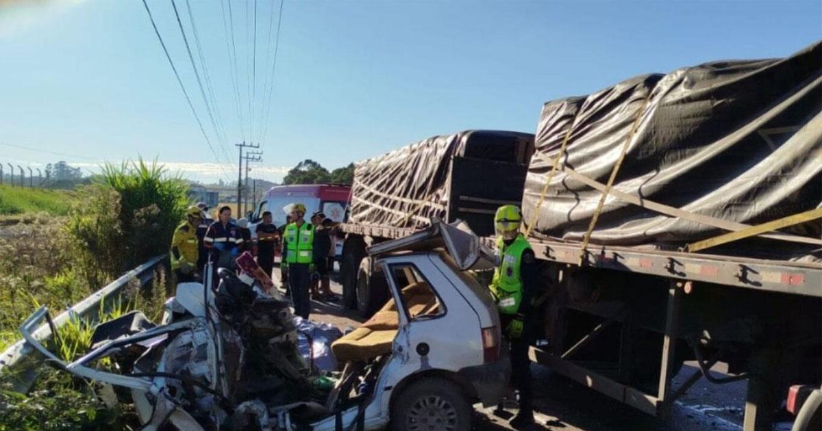 Murieron una argentina y su hijo de 19 antildeos en Brasil- chocaron de frente contra un camioacuten 
