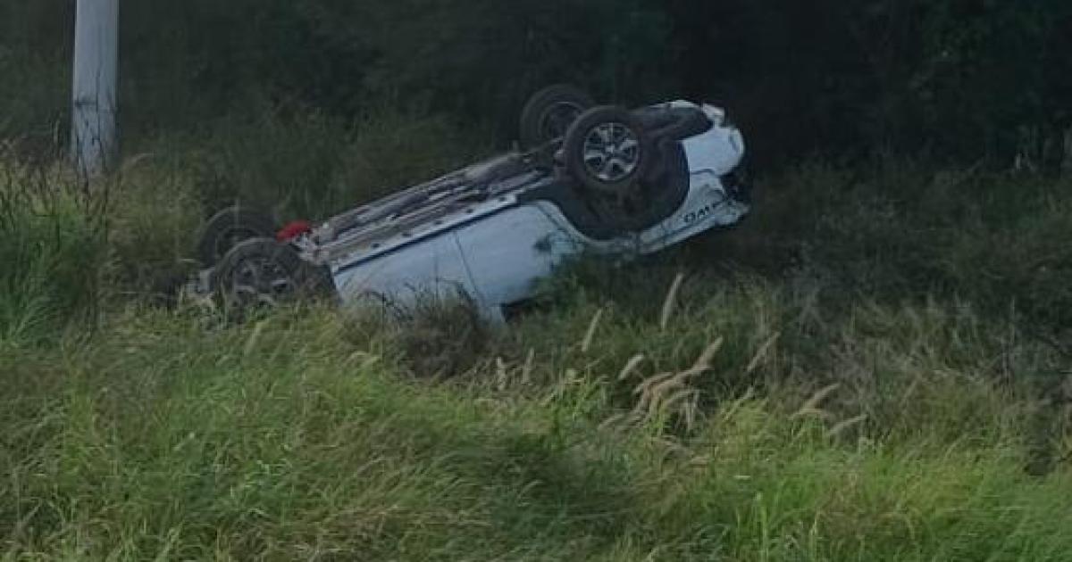 Un conductor se descompensoacute y volcoacute en Ruta 6