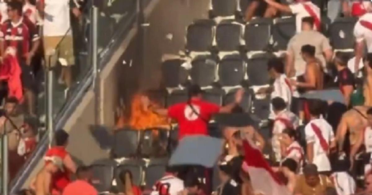 Fuego en la platea Centenario Alta lindera con la tribuna San Martín