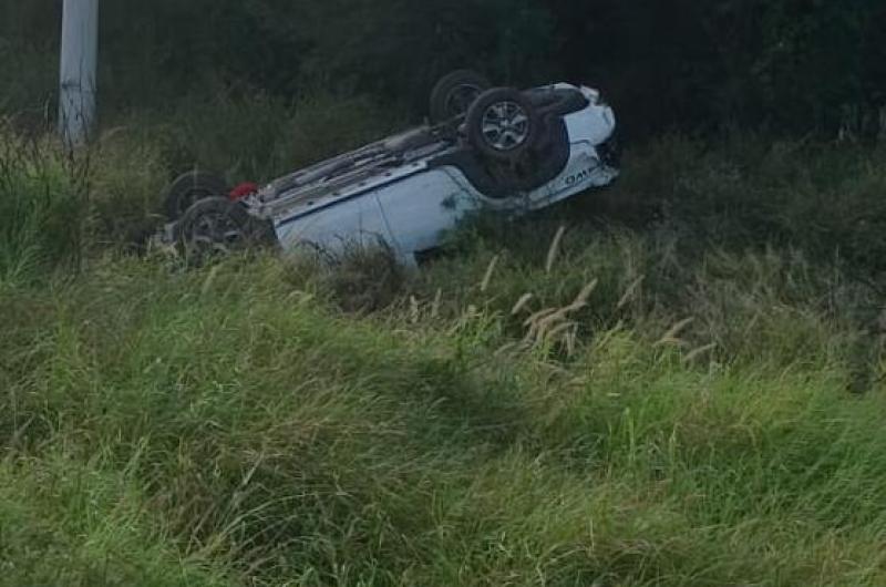 Un conductor se descompensoacute y volcoacute en Ruta 6