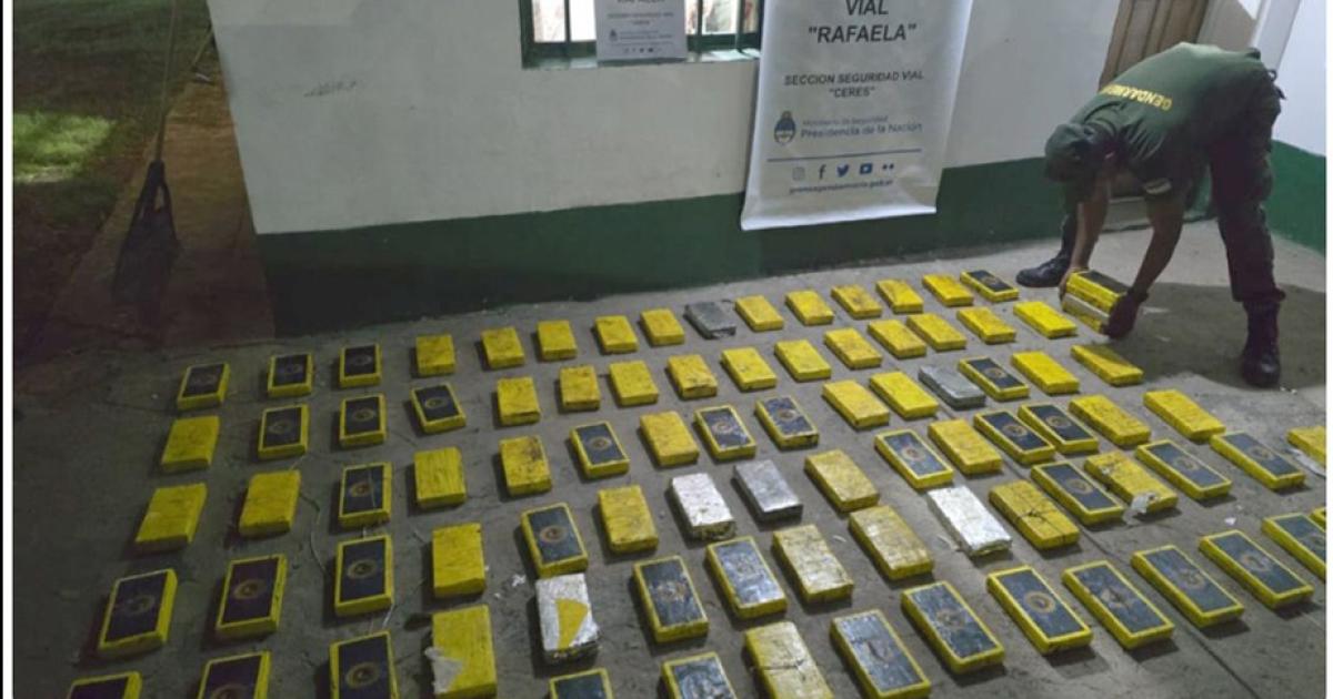 GENDARMERÍA Los efectivos siguieron los dos vehículos y los interceptaron en Ceres Detuvieron al chofer y ahora cayó la puntera en Ezeiza