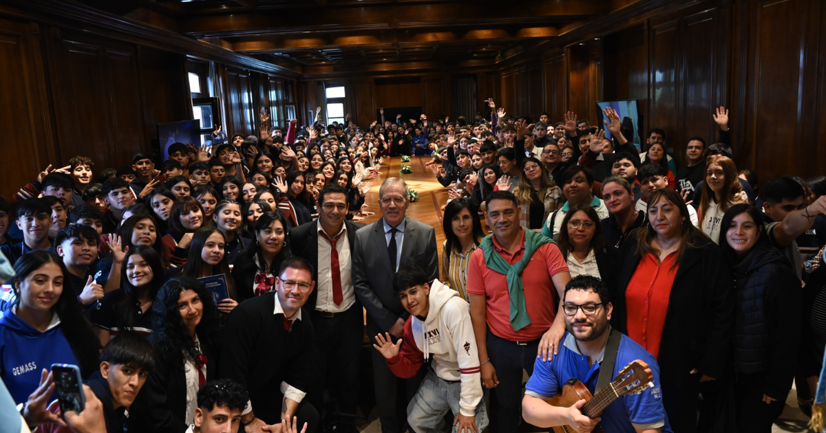 Estudiantes de nueve departamentos fueron recibids por el gobernador Eliacuteas Suarez