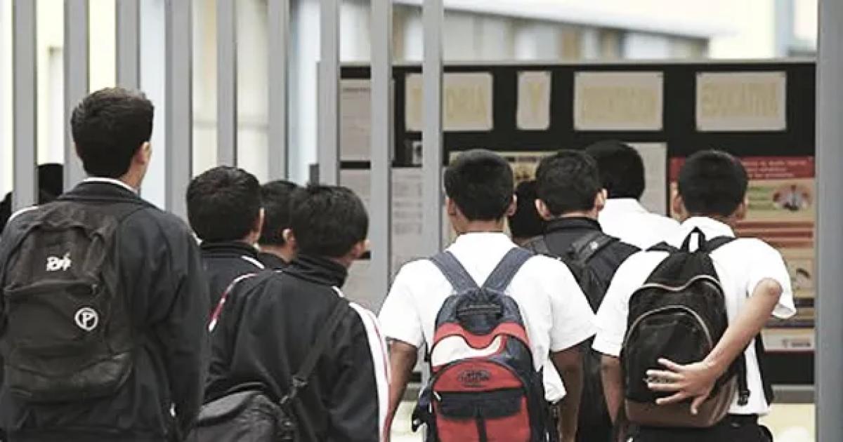 Cuaacutel es la escuela que prohibioacute el uso de mochilas por las amenazas de tiroteo en todo el paiacutes