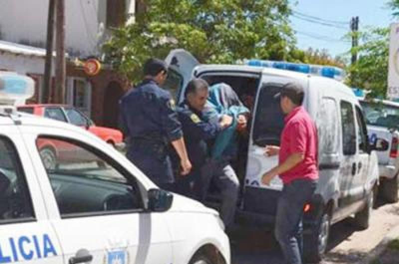 BRUTALIDAD El sangriento hecho se registró a plena luz del día en una casa del B� Villa Suaya de La Banda