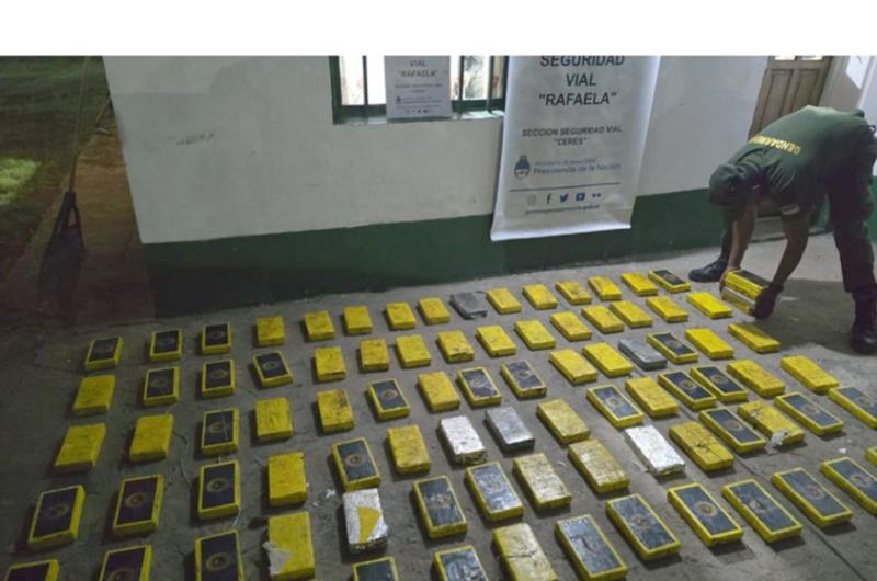 GENDARMERÍA Los efectivos siguieron los dos vehículos y los interceptaron en Ceres Detuvieron al chofer y ahora cayó la puntera en Ezeiza