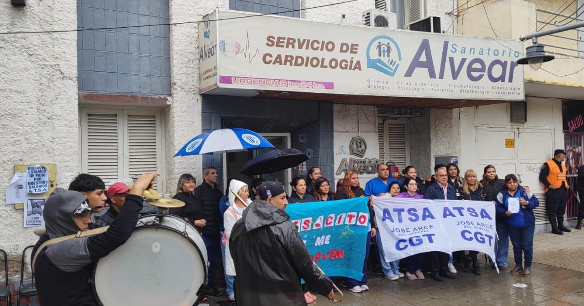 Empleados del Sanatorio Alvear de paro por reclamos salariales