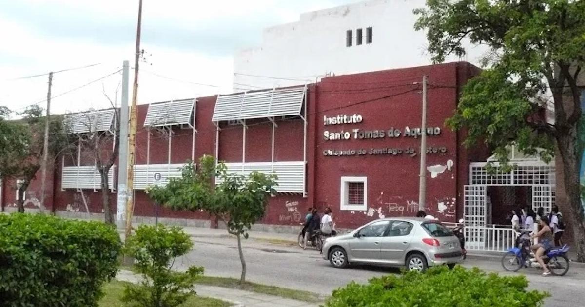Hallan bala calibre 38 y una nota en el bantildeo de varones del colegio Sto Tomaacutes de Aquino