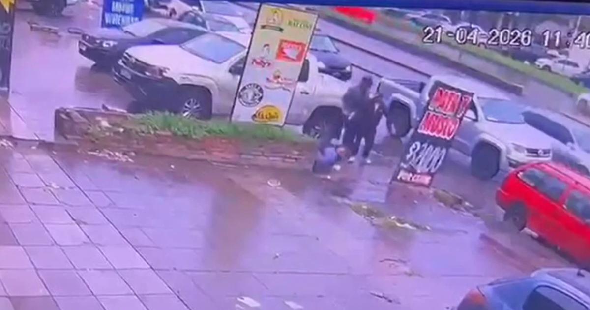 TERRIBLE VIDEO  Mataron a un policiacutea de un disparo en el pecho para robarle