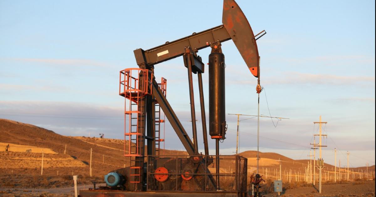 El petroacuteleo sube y roza los US100 por tensioacuten en Medio Oriente