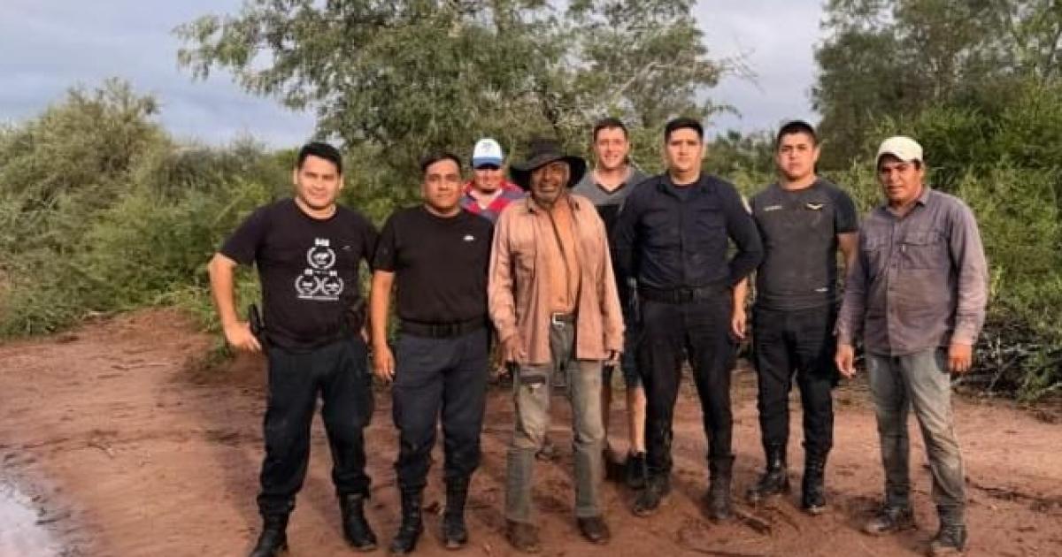 Rescate en Monte Quemado- Policiacutea salva a un anciano atrapado por el temporal