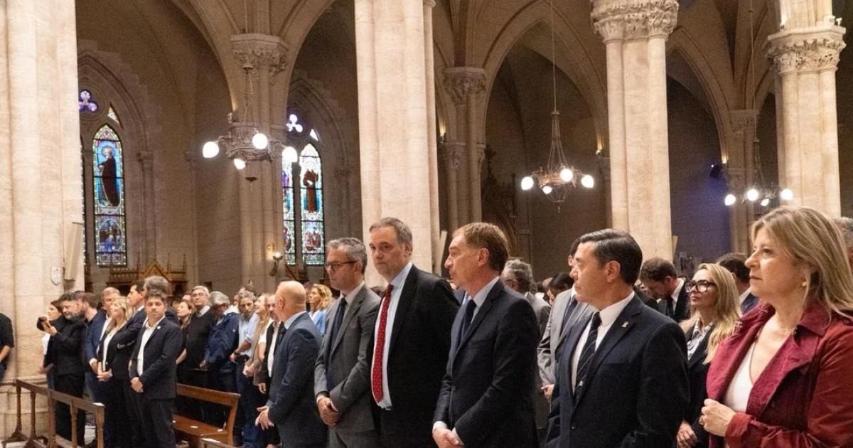 Adorni y Kicillof presentes en la misa en Lujaacuten por el aniversario del fallecimiento del papa Francisco