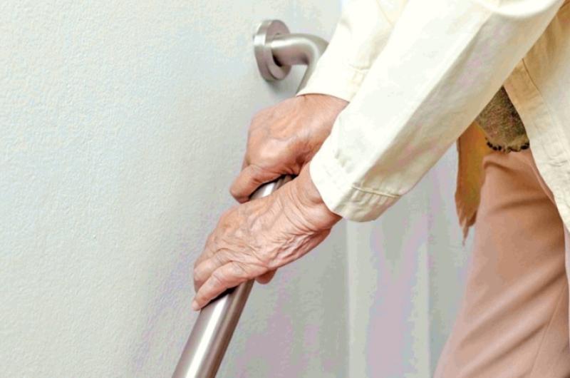 El 56-en-porciento- de los accidentes de adultos mayores ocurre en el hogar y alertan sobre riesgos evitables