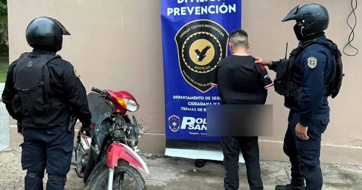 Detienen a un joven por robarle la moto a su hermana  y golpear a un meacutedico