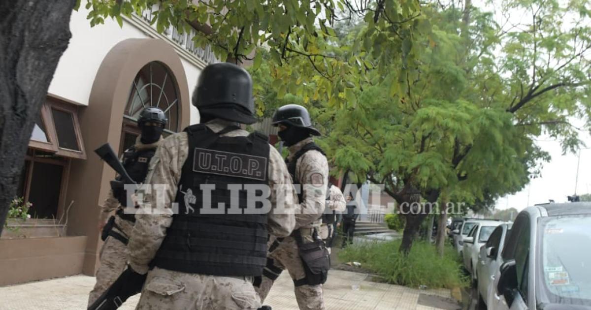 FOTOS  Impactante operativo por un solo detenido- el despliegue por el Rey del Creepy que sorprendioacute en Av Belgrano