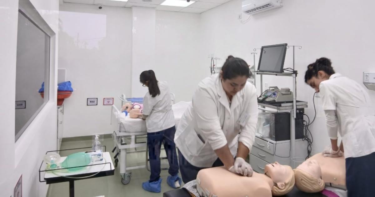 Estudiantes de Santiago realizan praacutecticas en escenarios simulados