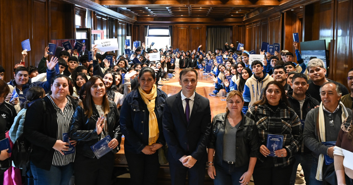 Alumnos de Campo Gallo y Colonia El Simbolar visitaron casa de Gobierno 