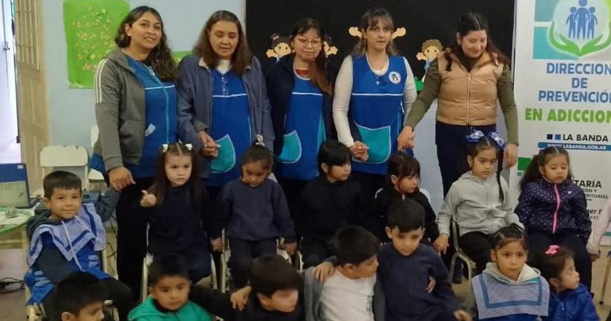 Jugando tambieacuten me cuido en un jardiacuten de infantes