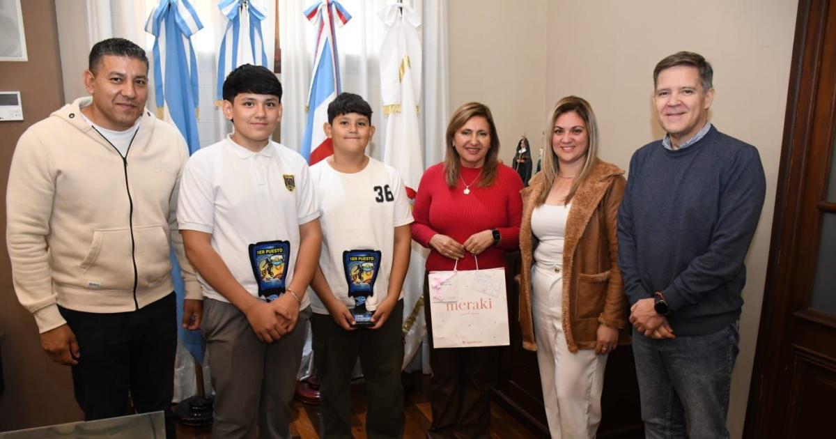 Fuentes reconocioacute a joacutevenes campeones santiaguentildeos de BMX