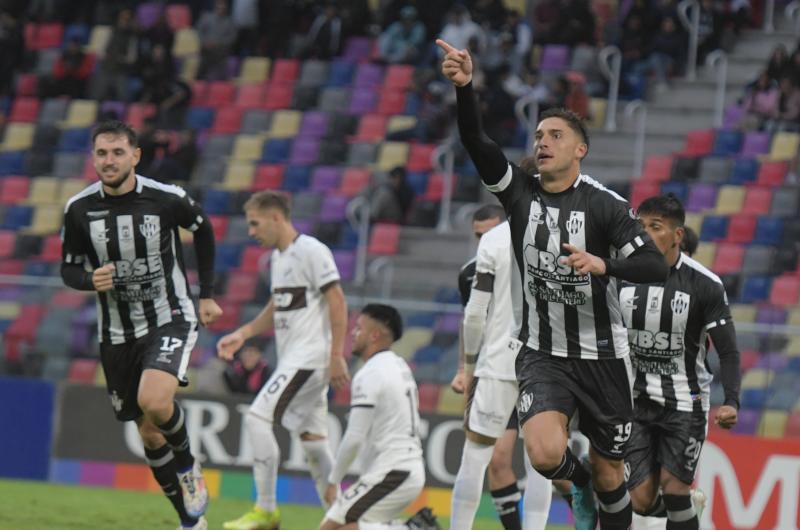 LINDO DUELO Lan�s debe ganar para clasificarse y Central Córdoba no puede dejar puntos para seguir teniendo chances matem�ticas Arranca a las 1915 en La Fortaleza del Sur bonaerense