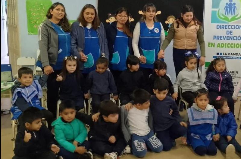 Jugando tambieacuten me cuido en un jardiacuten de infantes