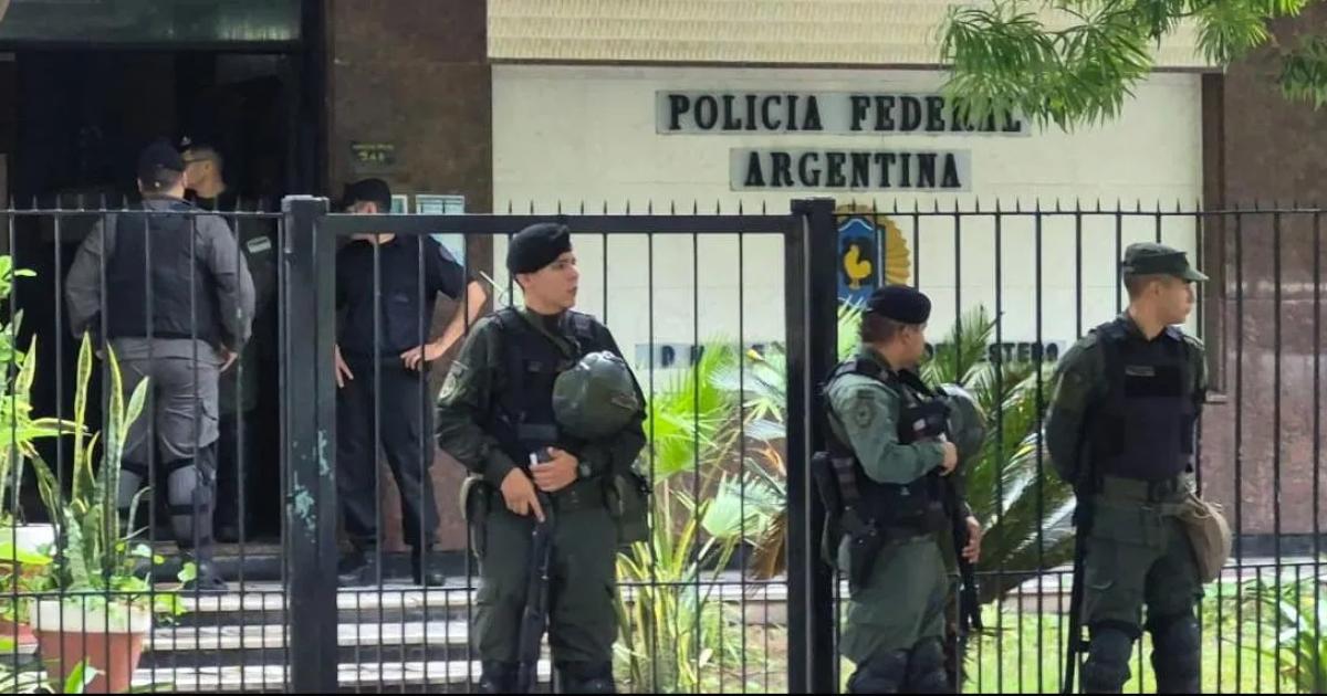 El procedimiento terminó con la detención de una decena de efectivos federales