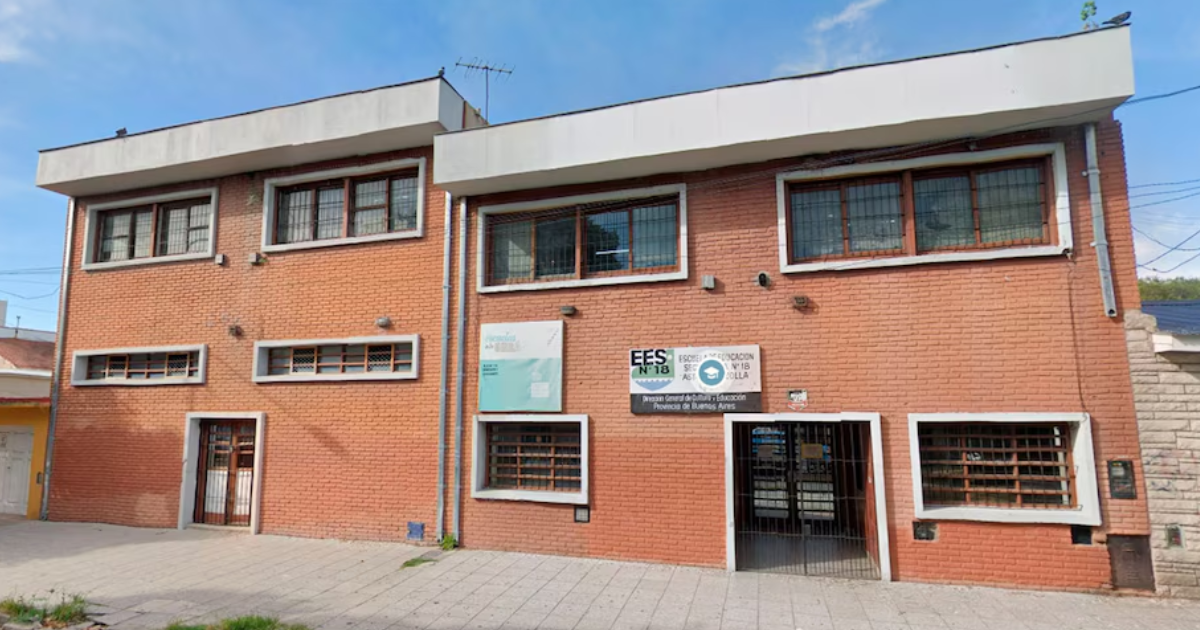 El frente de la Escuela EES N° 18 en Mar del Plata evacuada por una amenaza de bomba (Captura Google Maps)
