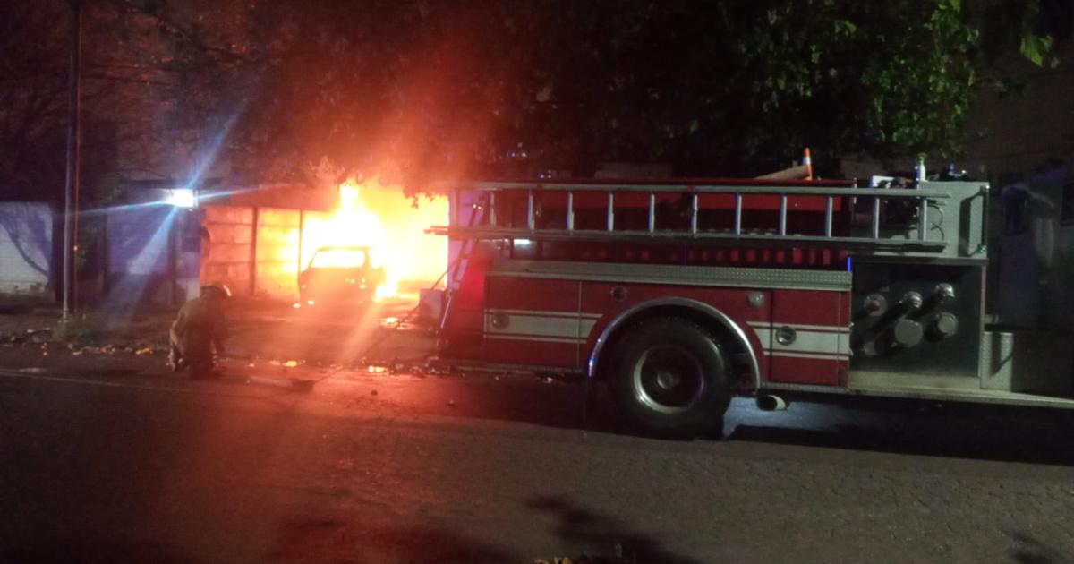 Un motociclista prendioacute fuego un auto estacionado