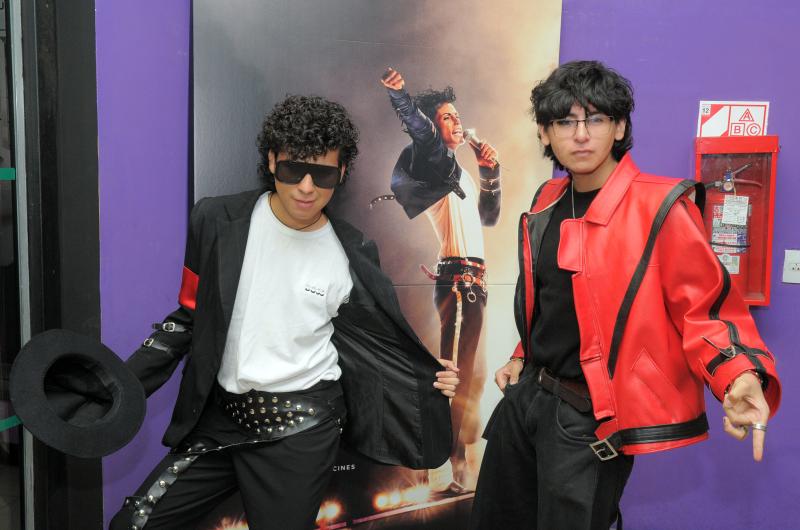 LOS FANS DE MICHAEL JACKSON COPARON EL CINE