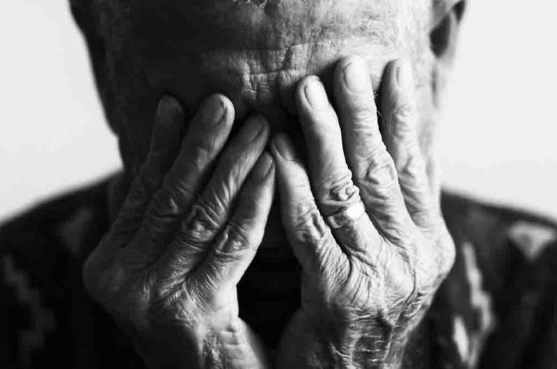 Un septuagenario recibioacute despiadada golpiza por parte de su sobrino