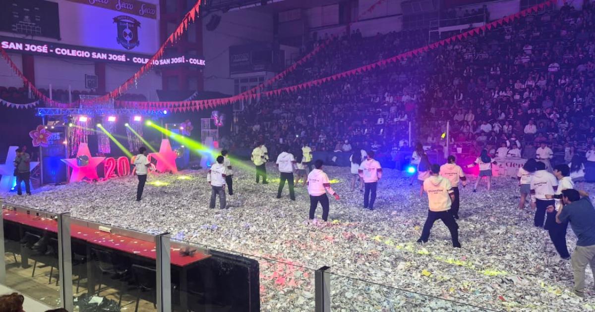 Multitudinaria presentacioacuten de camperas del Colegio San Joseacute en Quimsa