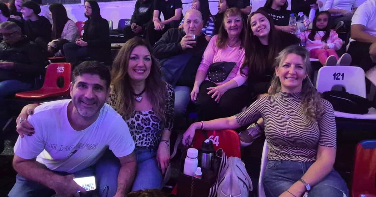 Multitudinaria presentacioacuten de camperas del Colegio San Joseacute en Quimsa