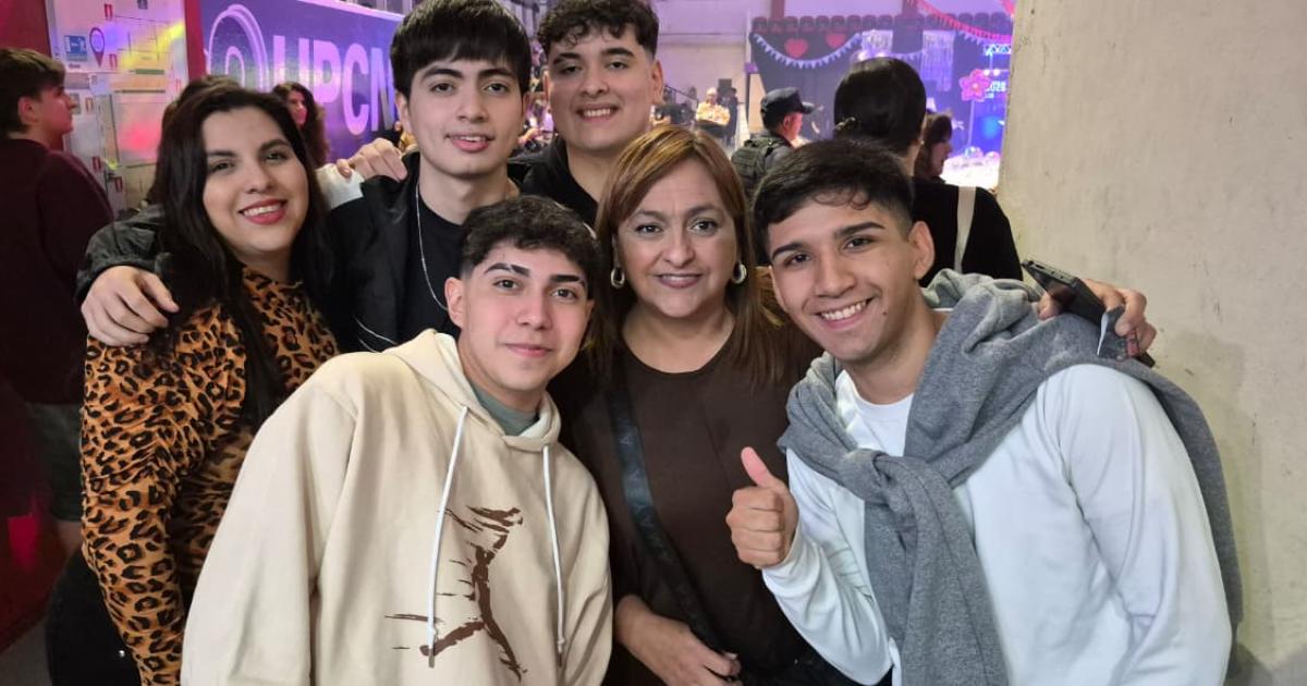 Multitudinaria presentacioacuten de camperas del Colegio San Joseacute en Quimsa