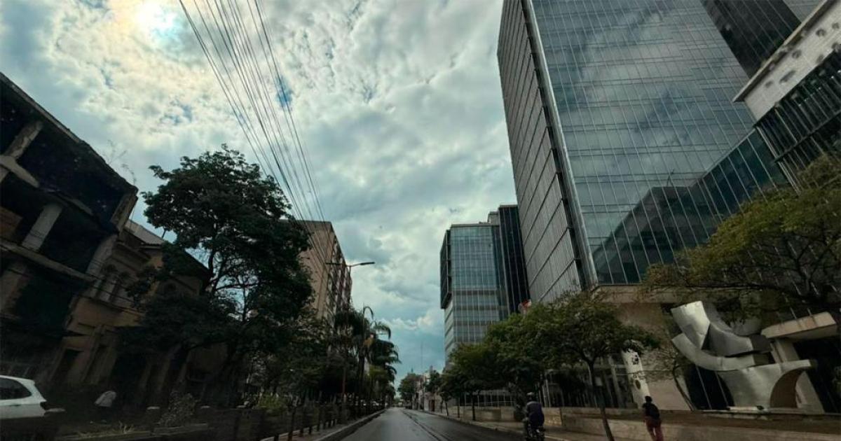 Saacutebado mayormente nublado en Santiago- leve ascenso de temperatura y probabilidad de lloviznas