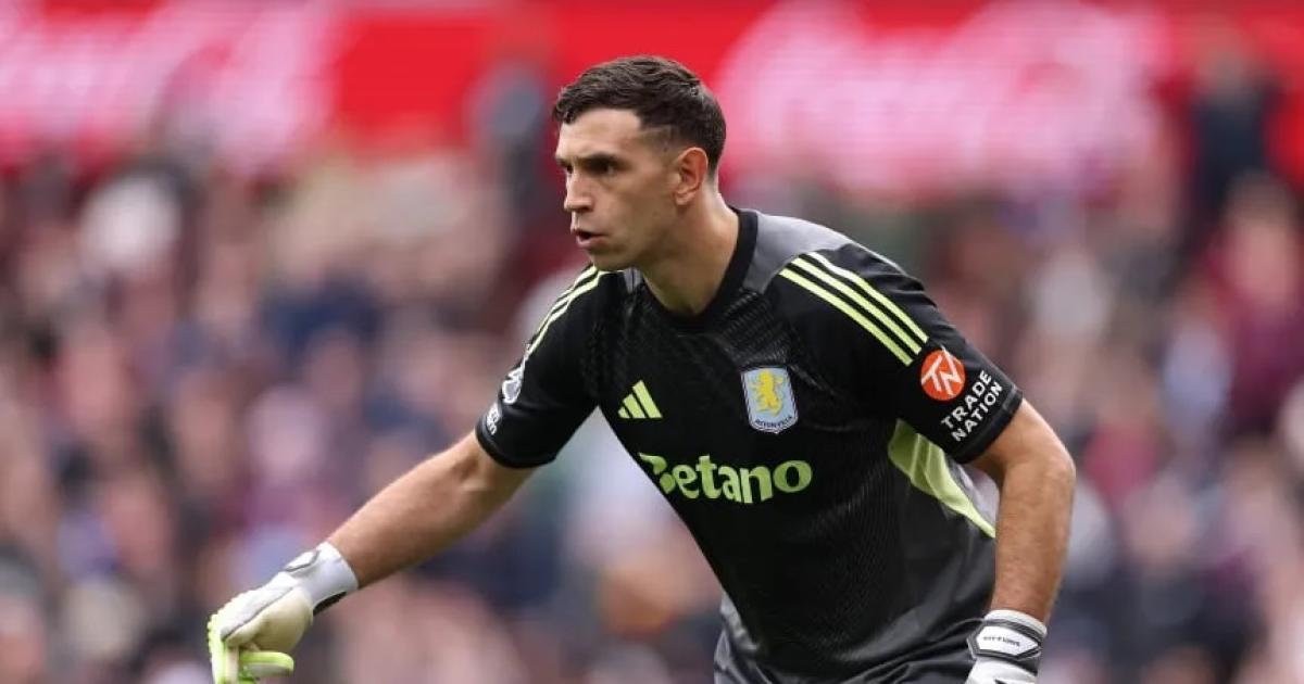 Dibu Martiacutenez llegoacute a los 250 partidos pero Aston Villa cayoacute y dejoacute dudas