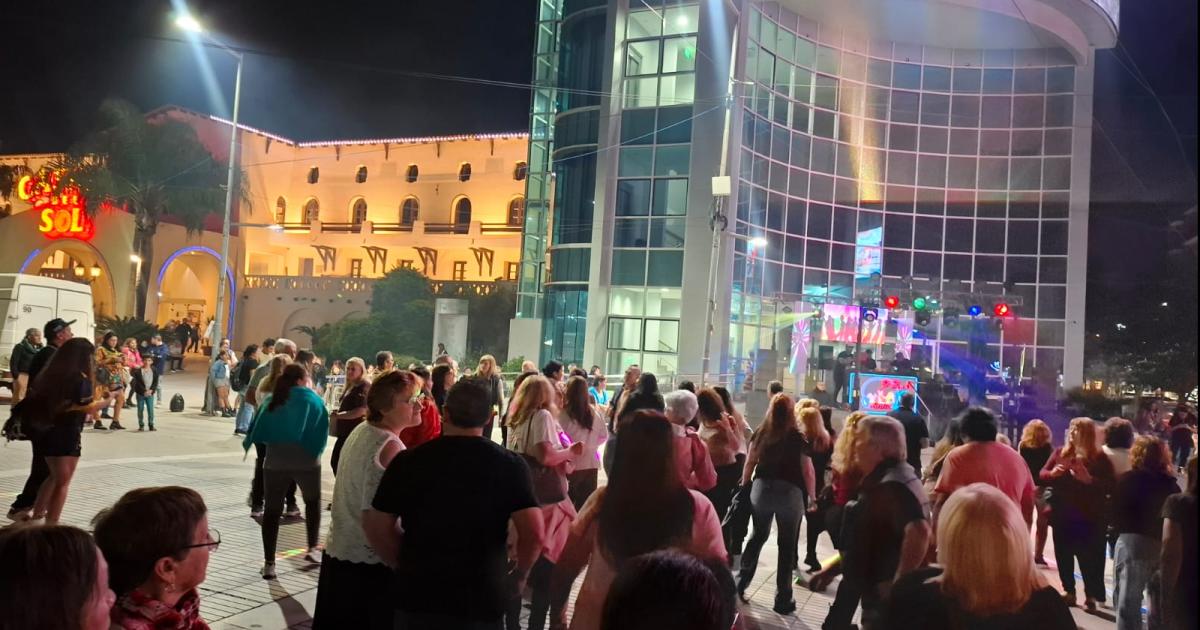 Turistas y termentildeos disfrutan la muacutesica Retro 80 y 90