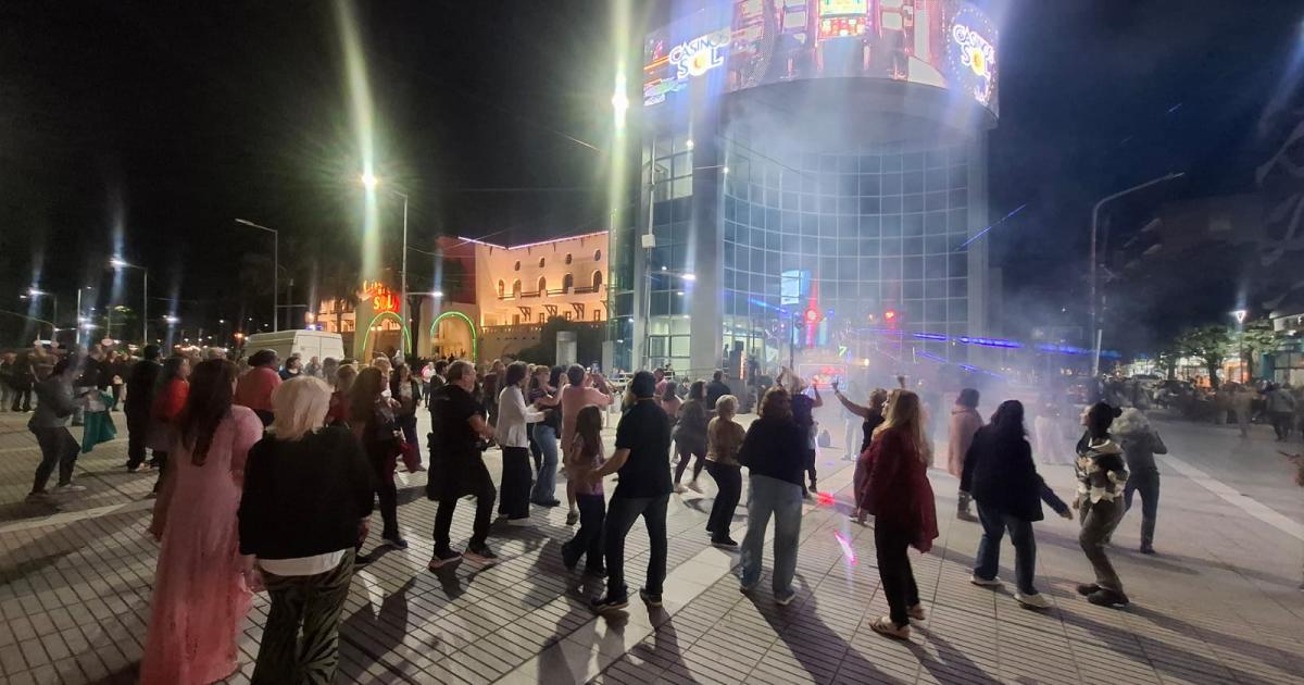 Turistas y termentildeos disfrutan la muacutesica Retro 80 y 90
