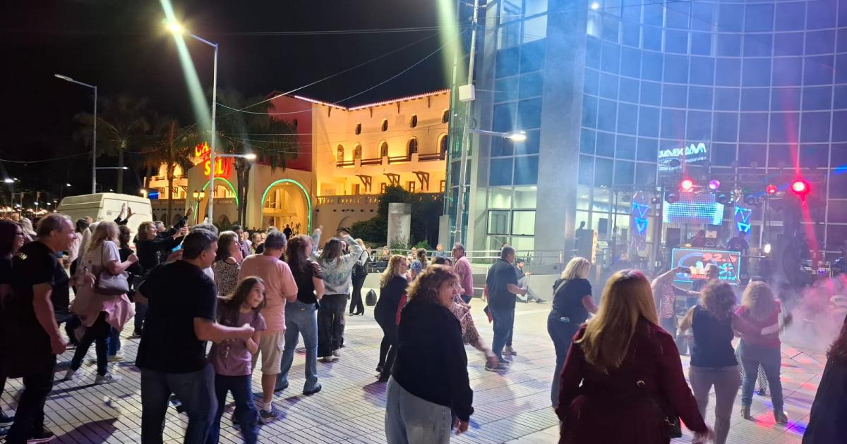 Turistas y termentildeos disfrutan la muacutesica Retro 80 y 90