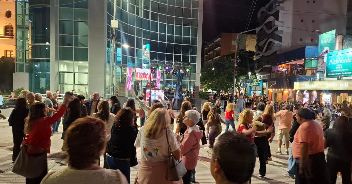Turistas y termentildeos disfrutan la muacutesica Retro 80 y 90