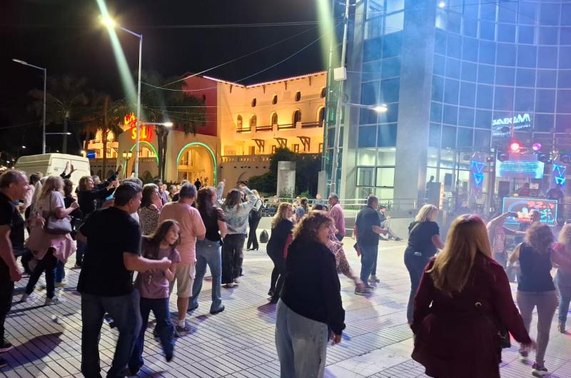 Turistas y termentildeos disfrutan la muacutesica Retro 80 y 90