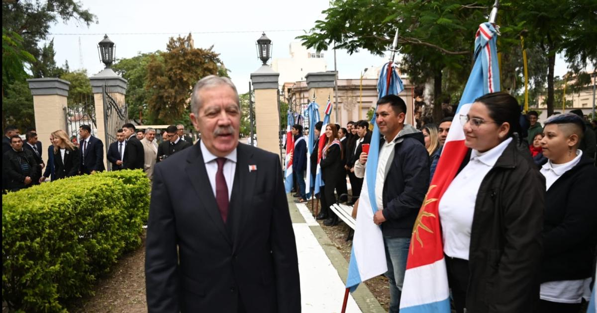 El gobernador Eliacuteas Suaacuterez presidioacute el acto por el 206deg Aniversario de la Autonomiacutea Provincial 