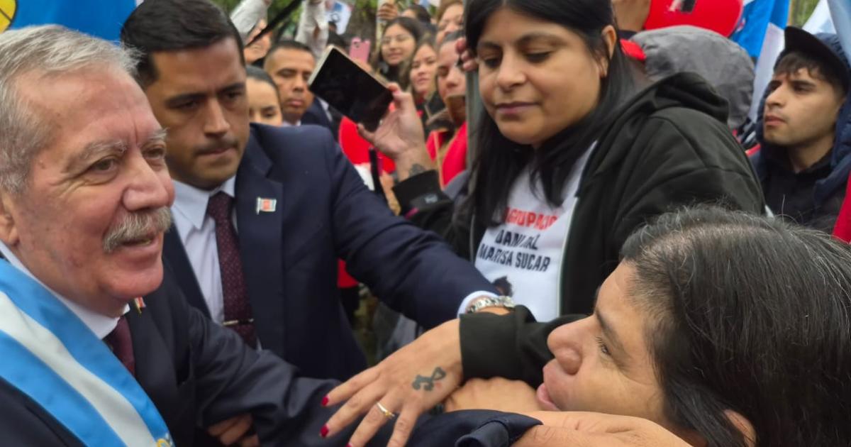 VIDEO  Tras su mensaje Suaacuterez saludoacute a los santiaguentildeos y agradecioacute el respaldo en la calle